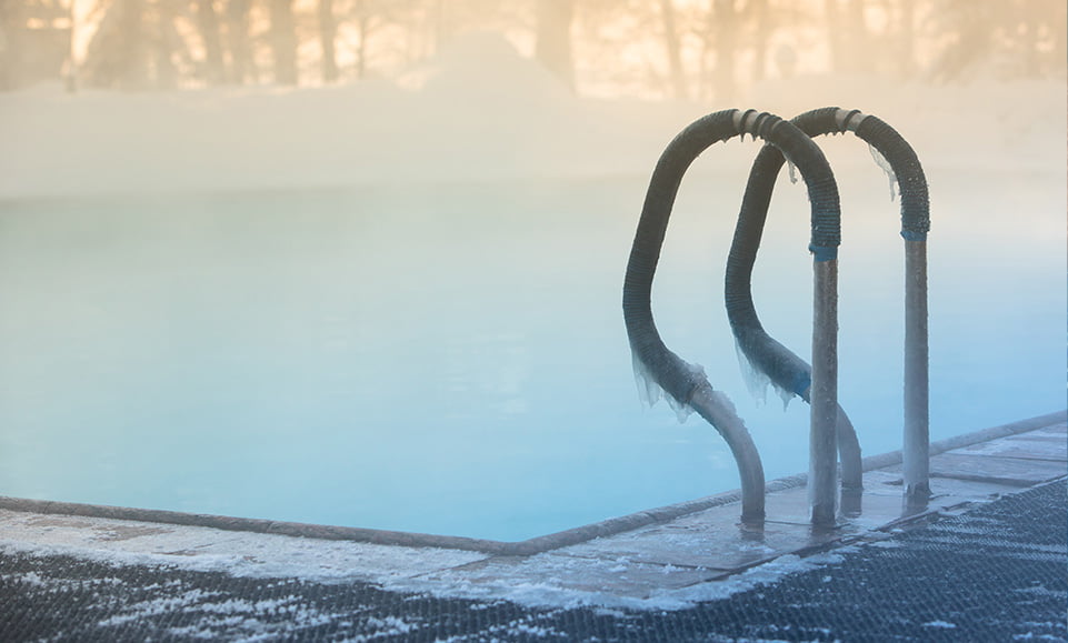 Pentru a continua să te bucuri de piscină în orice anotimp, o piscină acoperită și încălzită poate fi soluția ideală.