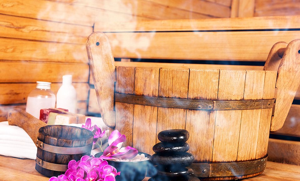 De la plantele aromatice la uleiurile esențiale pure, aromele de saună sunt alese cu grijă pentru a promova relaxarea.