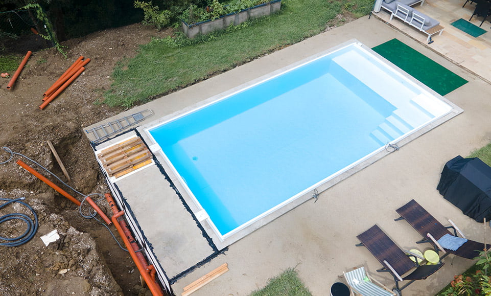 Construcția unei piscine în curtea ta poate aduce un nivel de lux și confort pe care puține alte amenajări îl pot oferi.